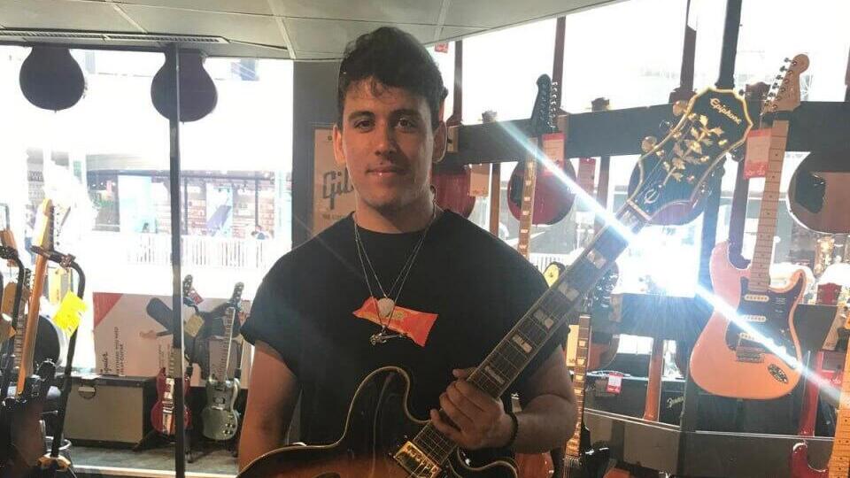 Оз очень любил музыку (Фото: семейный архив) עוז דניאל ז"ל בגיל 17