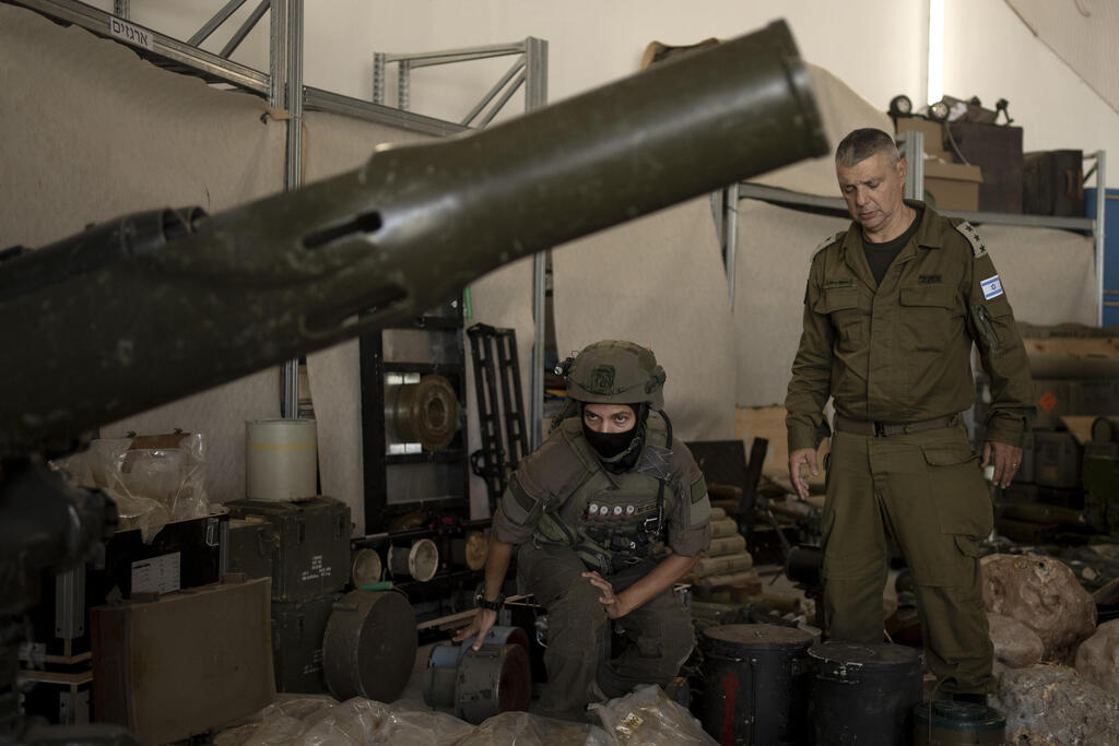 IDF troops find Hezbollah weapons in South Lebanon offensive (Phtoo: Maya Alleruzzo / AP) צה"ל מציג לתקשורת אמצעי לחימה שנתפסו