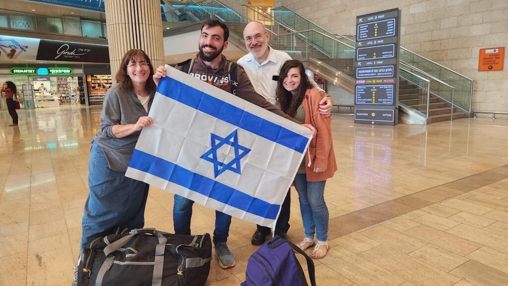 Amichai with his family on the day he returned home from his post-army trip to join the reserves after Oct. 7, 2023 Amichai Yisrael Yehoshua Oster with his family