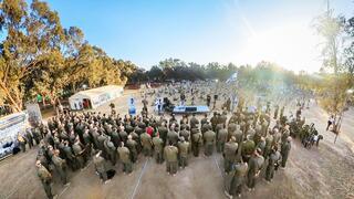 טקס הקמת אוגדת דוד בחניון רעים