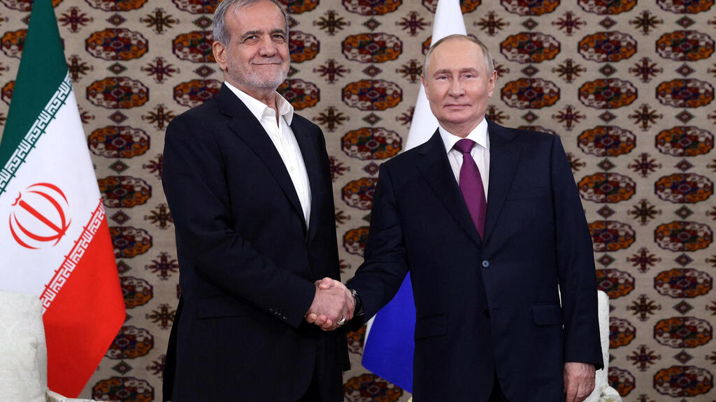 Iranian President Masoud Pezeshkian with Russian President Vladimir Putin (Photo: Reuters) פגישה בין נשיא רוסיה, ולדימיר פוטין, לנשיא אירן, מסעוד פזשכיאן