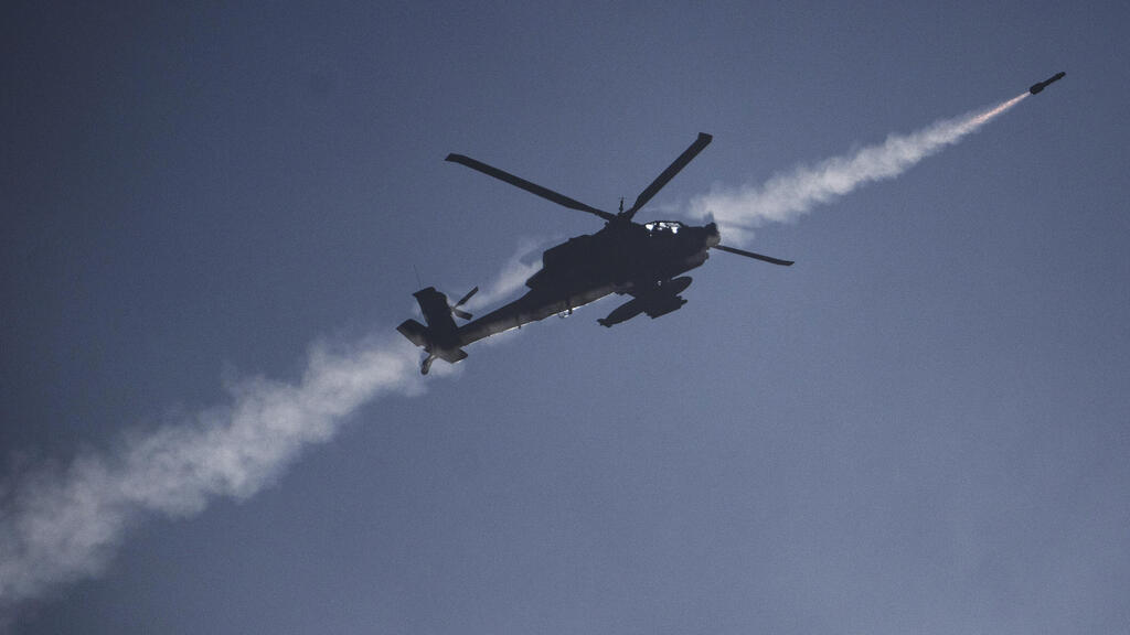 Photo: Leo Corre/ AP מסוק צה"ל