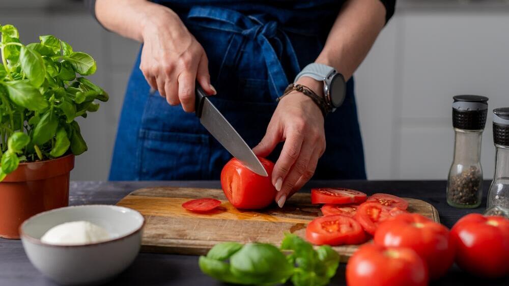 Tomatoes are sensitive to cold (Photo: Shutterstock) חיתוך סלט