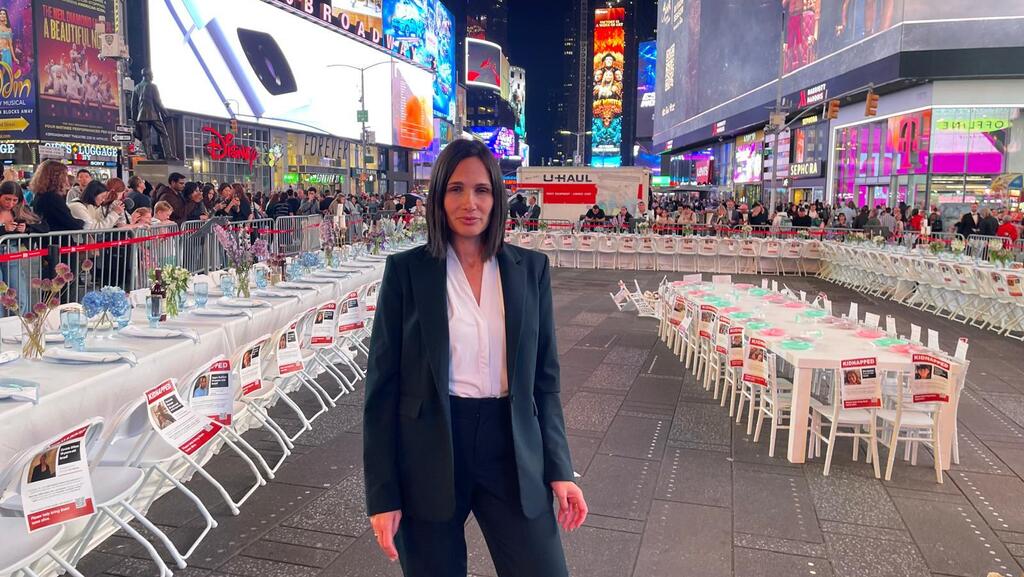 Tal Shuster (photo: private collection) שוסטר עם מיצג שולחן השבת לשחרור החטופים בטיימס סקוור