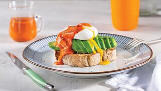 טוסט אבוקדו עם ביצה עלומה