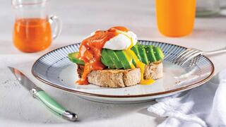 טוסט אבוקדו עם ביצה עלומה