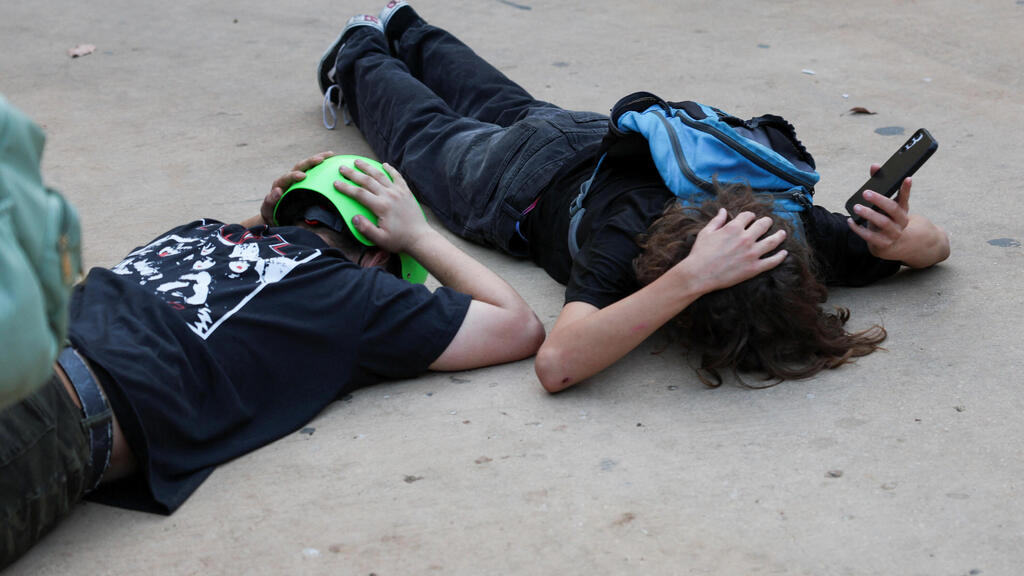 Israeli children caught outside during an air raid siren (Photo: Violeta Santos Moura/Reuters) אזעקות בתל אביב