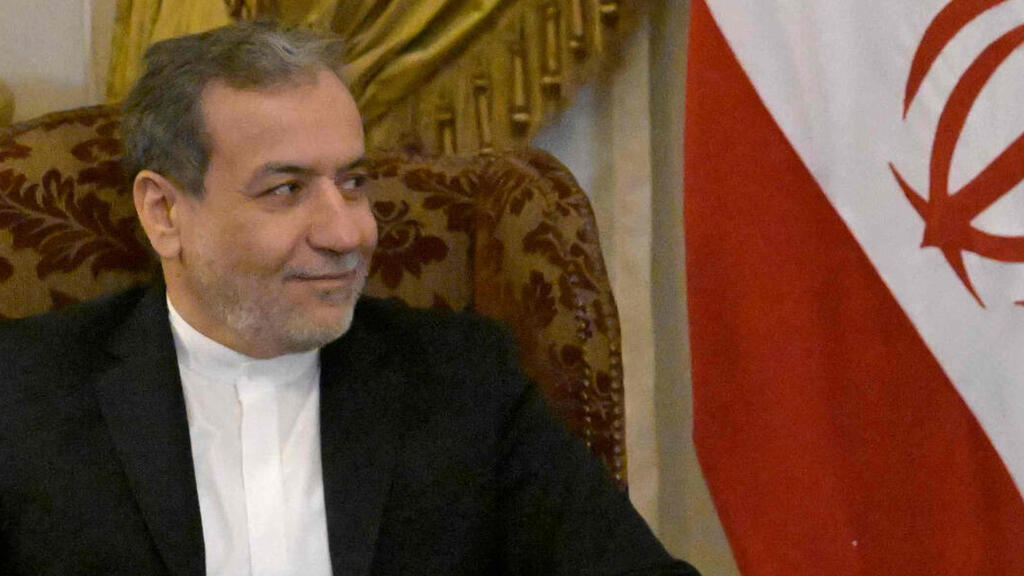 Egypt's Foreign Minister Badr Abdelatty (R) meets with Iran's  Abbas Araghchi  