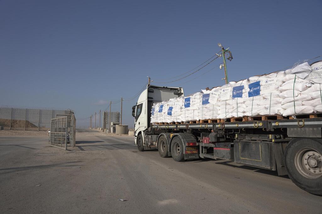 Humanitarian aid being transferred at the Erez crossing (Photo: IDF Spokesperson's Unit) תיעוד מהעברת סיוע הומניטרי לצפון הרצועה מטעם הקהילה הבינלאומית