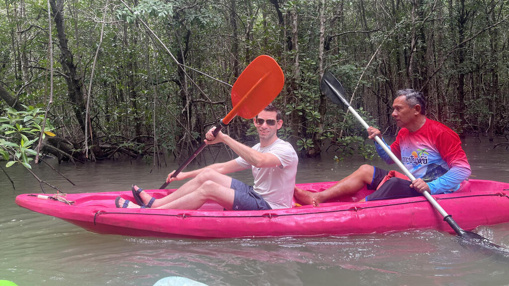 גלעד כרמלי בשיט קיאקים ביערות המנגרובים בקו יאו יאי