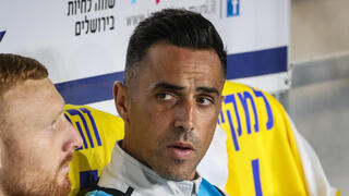 שחקן מכבי ת"א ערן זהבי על הספסל