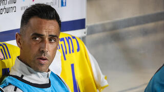 שחקן מכבי ת"א ערן זהבי על הספסל