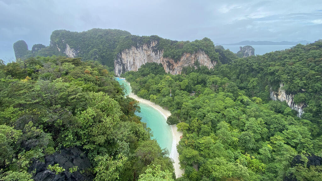 נופי קו הונג וחוף פלאי, מהתצפית בפסגת האי