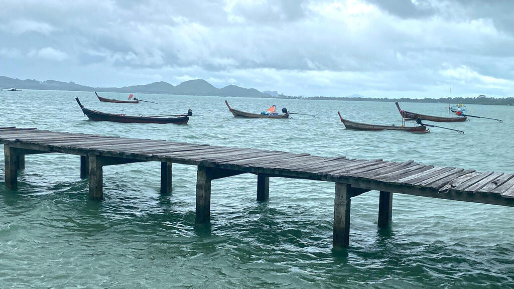 סירות בחופי קו יאו יאי