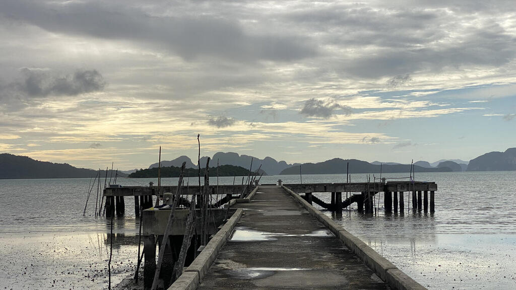 השקיעה מהמזח של כפר הדייגים באן-ת'ה-טונדו