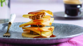 לקינוח: "רביולי" תפוחים במלית מרציפן־אגוזים בסירופ