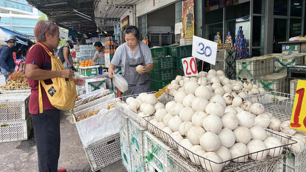 דוכן קוקוס בשוק העתיק של בנגקוק