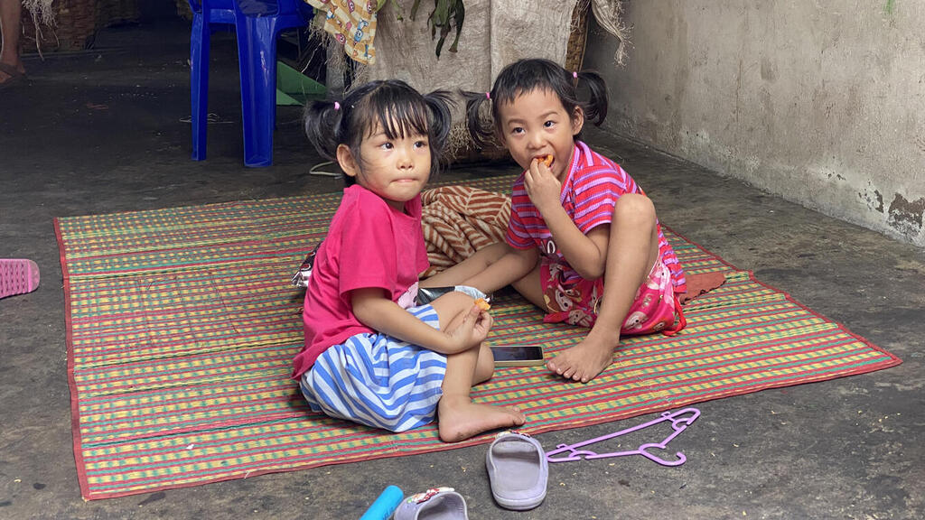 ילדות בשוק העתיק של בנגקוק