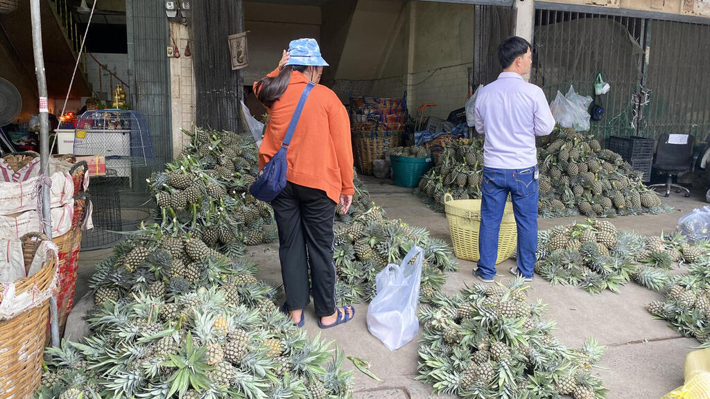 חנות אננס בשוק העתיק בבנגקוק