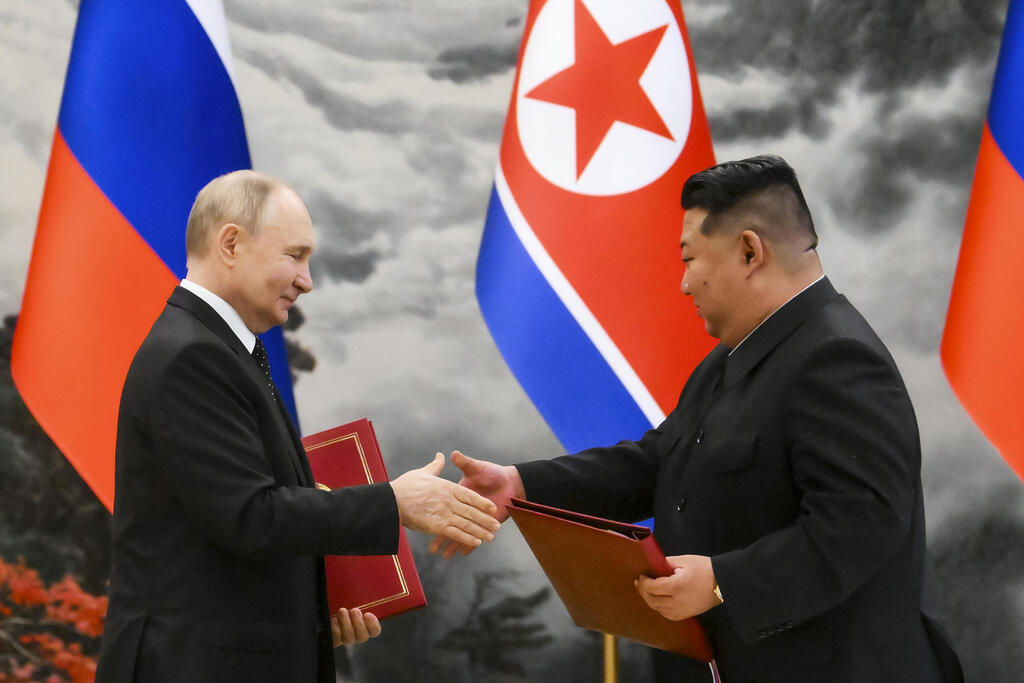 Russian President Vladimir Putin meets North Korean leader Kim Jong Un during a visit to North Korea in June 2024 (Photo: Kristina Kormilitsyna, Sputnik, Kremlin Pool Photo via AP) נשיא רוסיה ודלימיר פוטין מבקר ב צפון קוריאה נפגש עם קים ג'ונג און יוני 2024