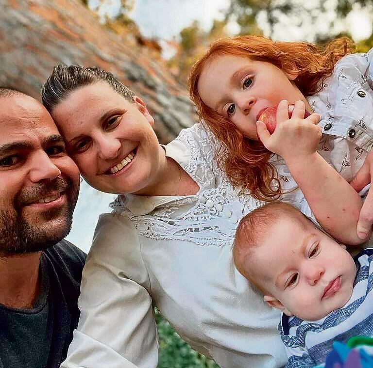 ירדן ושיר ביבס עם ילדיהם אריאל וכפיר