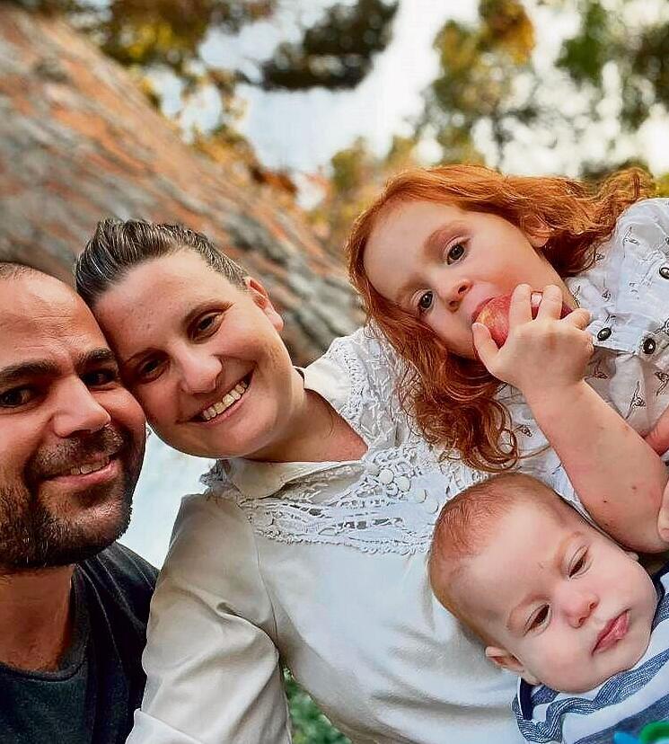 ירדן ושיר ביבס עם ילדיהם אריאל וכפיר