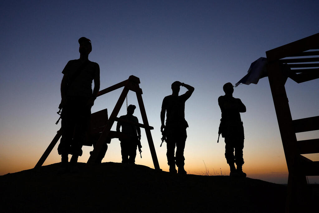 חיילי צה"ל מתפללים ליד גבול רצועת עזה בחודש אלול
