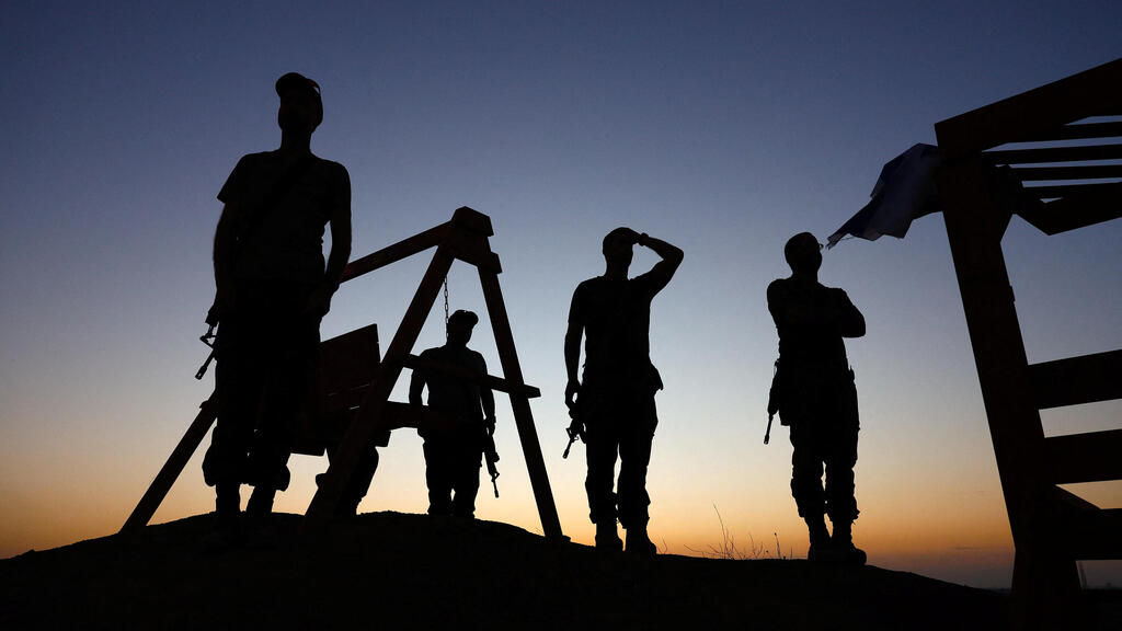 IDF soldiers pray on the border with Gaza (Photo: Amir Cohen / Reuters) חיילי צה"ל מתפללים ליד גבול רצועת עזה בחודש אלול