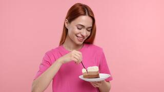 אישה אוכלת מתוק עוגה