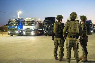 חיילי צה"ל מאבטחים את משאיות הסיוע ההומנטרי ברצועת עזה