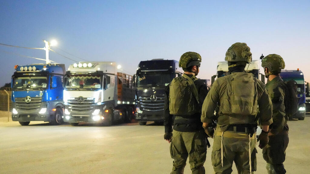 חיילי צה"ל מאבטחים את משאיות הסיוע ההומנטרי ברצועת עזה