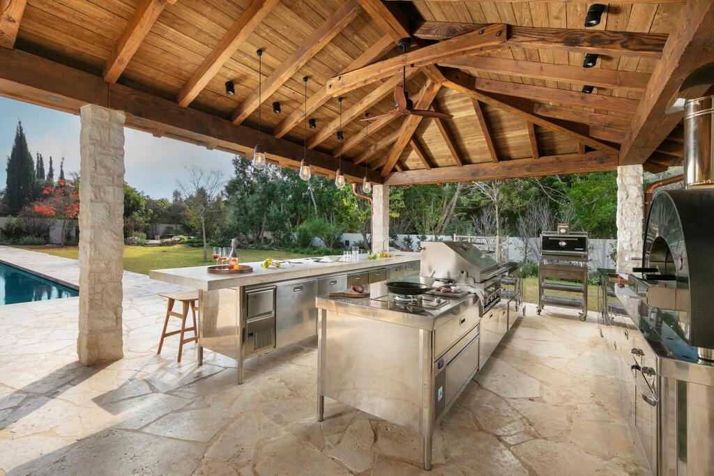 Nyga Chef FOR HOME outdoor kitchen (Photo: Elad Gonen) מטבח חוץ ניגא שף FOR HOME, וילה בשרון בתכנון מיכאל אזולאי