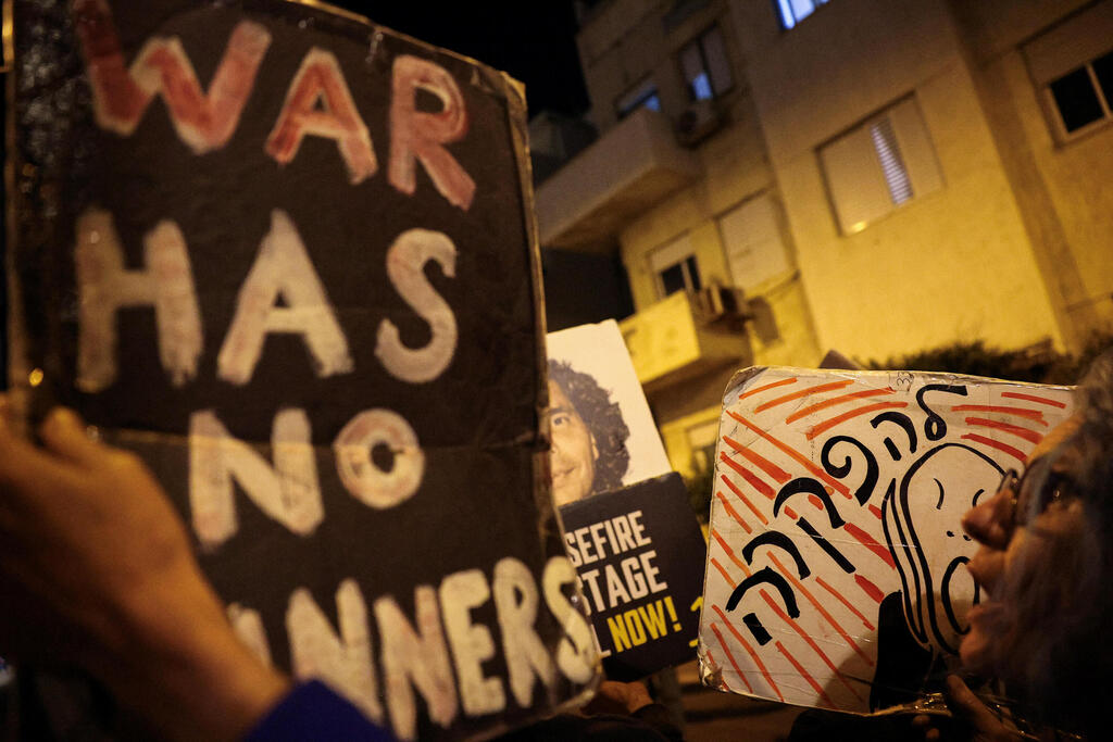 הפגנה למען שחרור החטופים מול מלון קמפינסקי בתל אביב במהלך פגישתם של נשיא המדינה יצחק הרצוג עם בלינקן