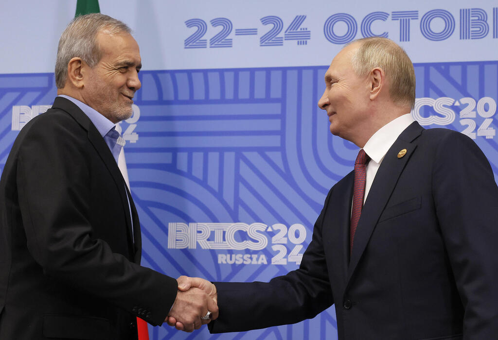 Iranian President Masoud Pezeshkian and Russian President Vladimir Putin (Photo: Maxim Shemetov, Pool Photo via AP) מסעוד פזשכיאן נשיא איראן וולדימיר פוטין נשיא רוסיה