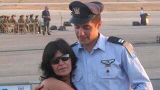 אסף דגן טייס הקרב שסבל מפוסט טראומה והתאבד בתמונה עם אמו מירי
