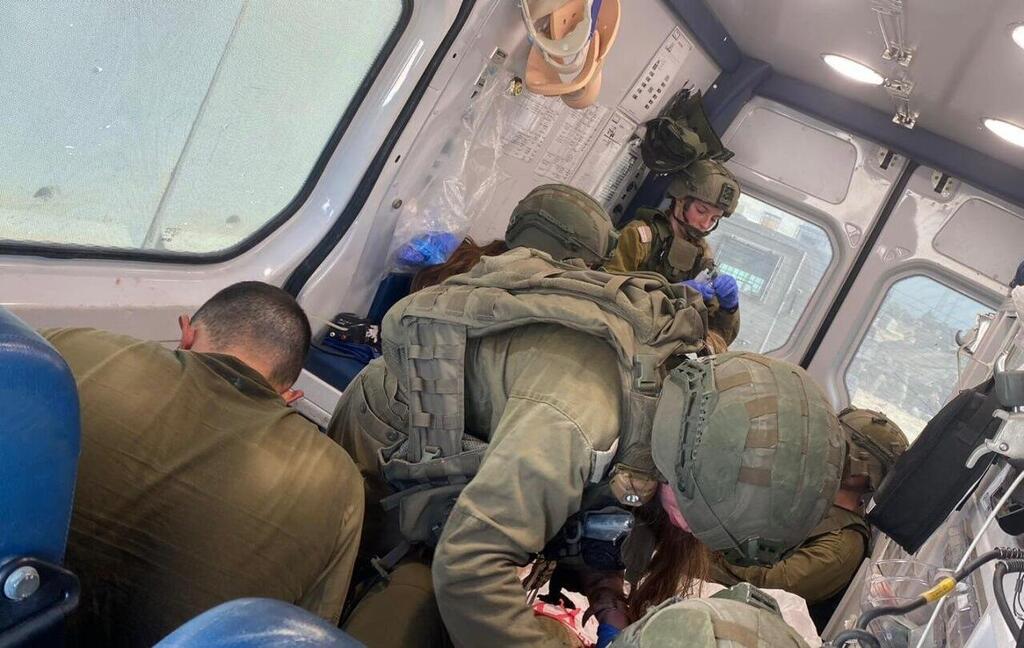 לוחמות תאג"ד מגדוד קרק"ל מטפלות בפצועים