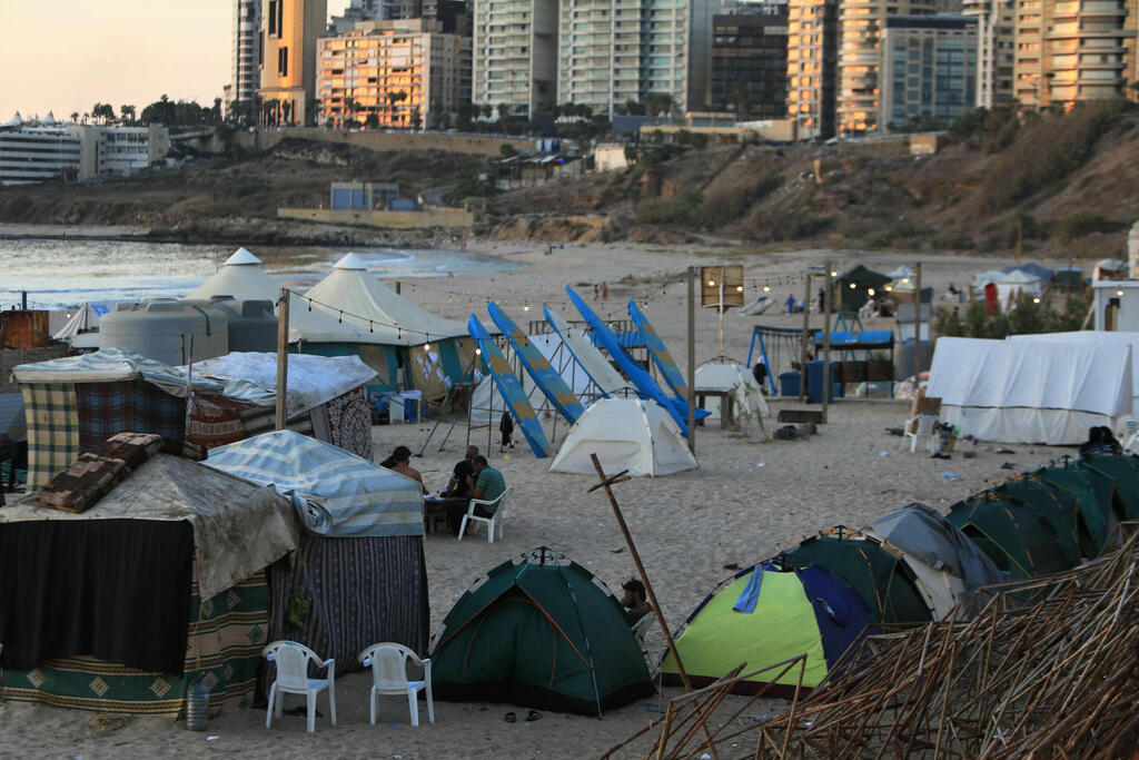 חוף מחנה מאולתר בחוף רמלט אלביידה ביירות לבנון 