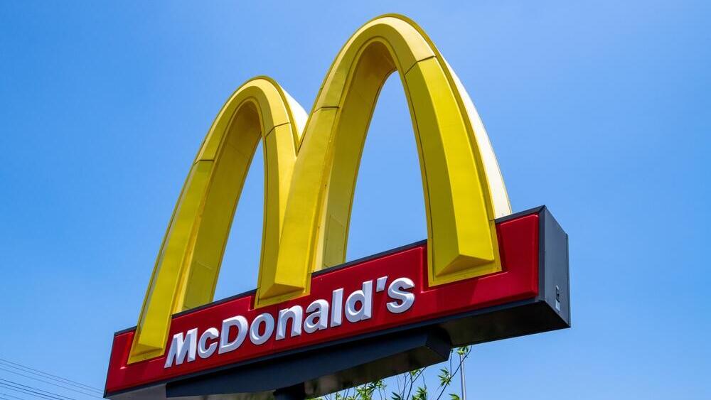 Логотип сети McDonalds (Фото: Robert V Schwemmer/shutterstock) Одно из заведений сети