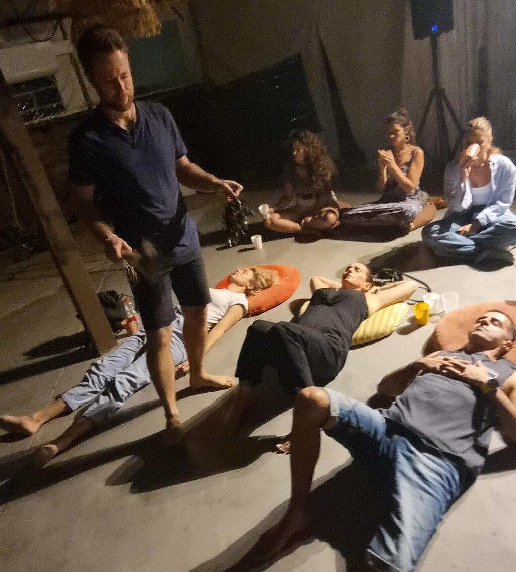 שוכבים והמנחה עובד