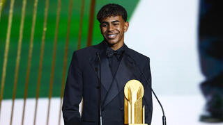 לאמין ימאל עם פרס השחקן הצעיר של השנה בטקס כדור הזהב