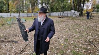 הרב מרקוביץ עם רסיס מהכטב"ם