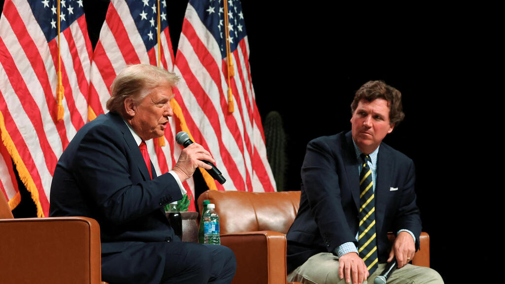 Donald Trump with Tucker Carlson during the 2024 presidential campaign (Photo: Brendan McDermid / Reuters) דונלד טראמפ באירוע קמפיין בחירות באריזונה