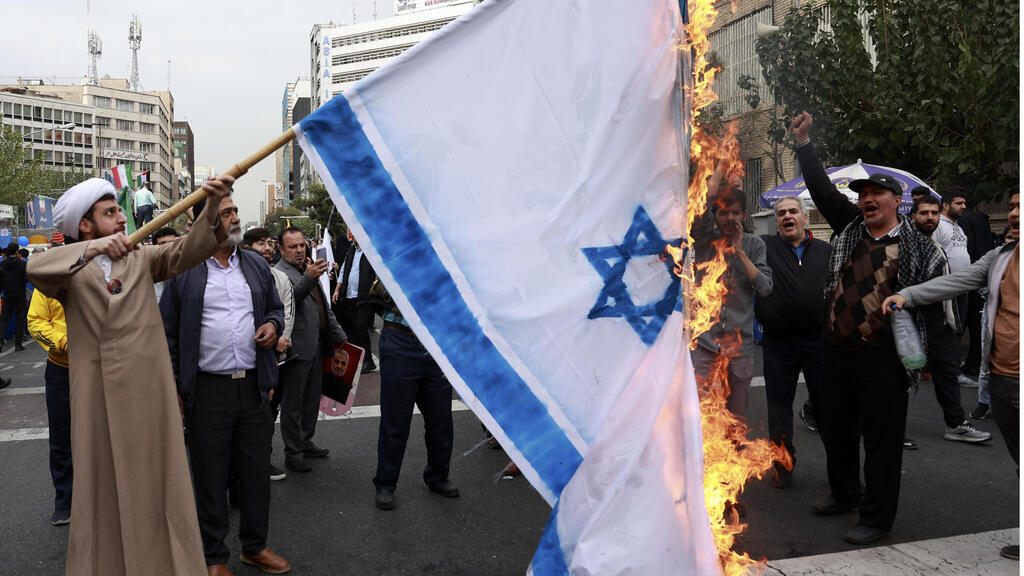 איראן הפגנה 45 שנה משבר בני ערובה מול שגרירות ארה"ב