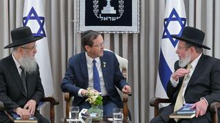 הנשיא הרצוג עם הרב בר והרב יוסף