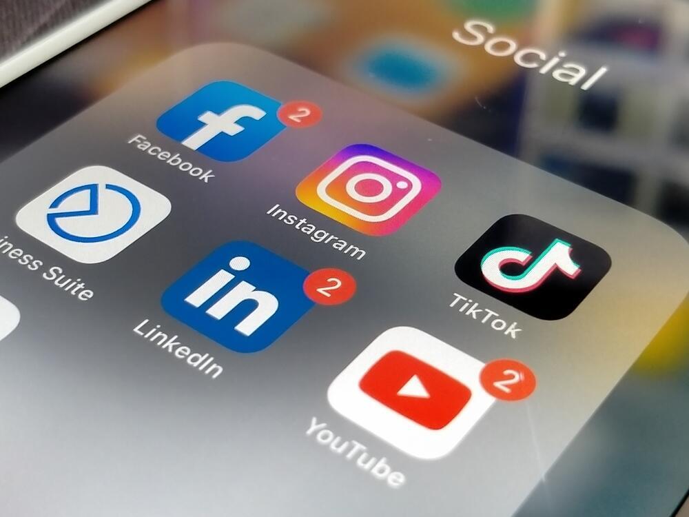 Photo: Gioele Piccinini / Shutterstock סמלים של פייסבוק אינסטגרם טיקטוק אוסטרליה אוסרת שימוש של ילדים ב רשתות חברתיות