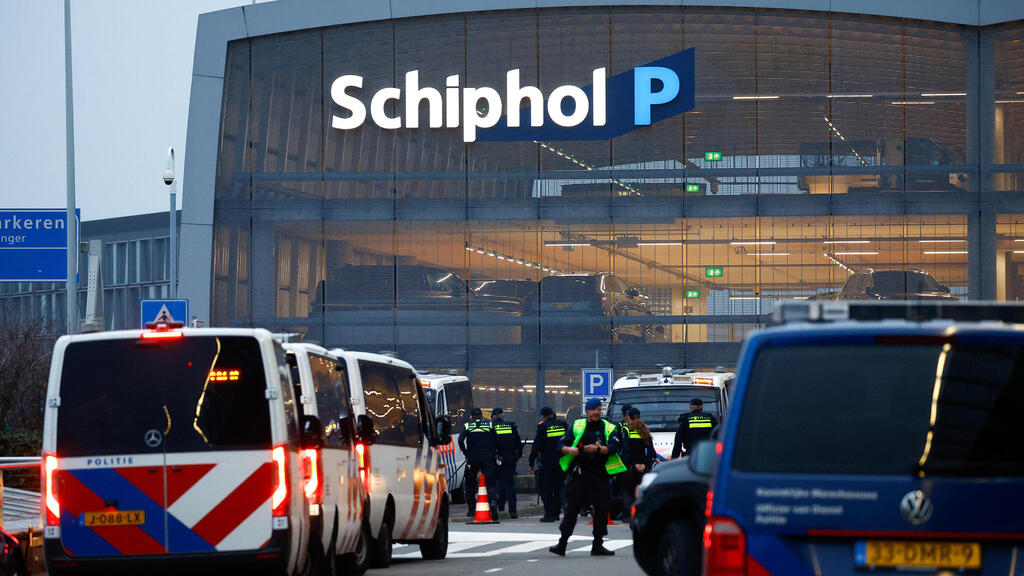 Amsterdam’s Schiphol Airport (Photo: REUTERS/Piroschka Van De Wouw) משטרת הולנד בשדה תעופה סכיפהול אמסטרדם
