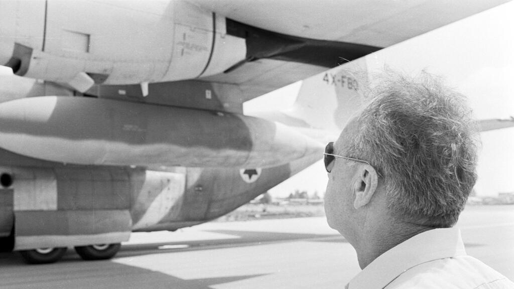 ראש הממשלה יצחק רבין מקבל את פני המטוסים החוזרים ממבצע "כדור הרעם".