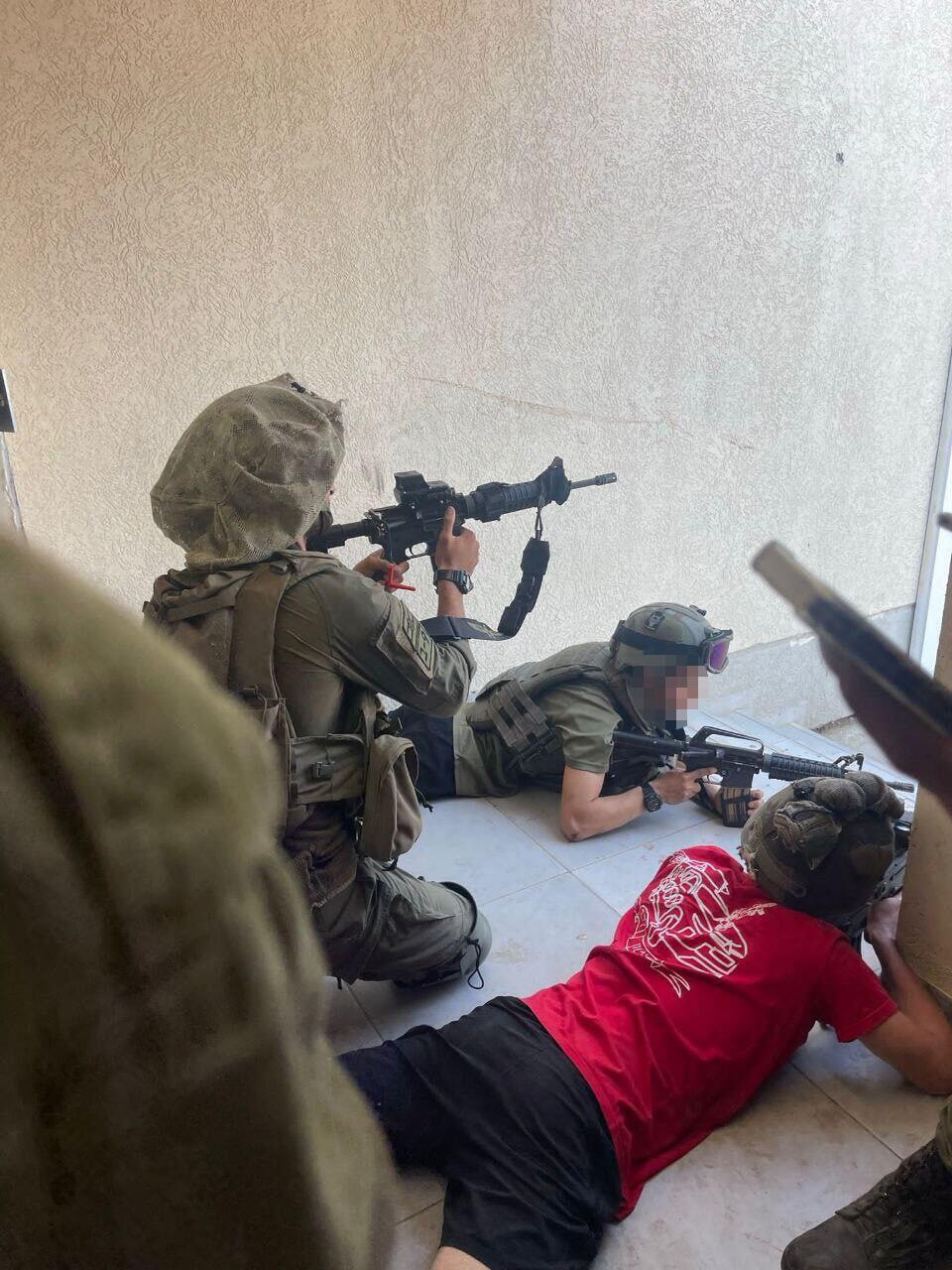 לוחמים מאבטחים את החמ"ל במוצב כיסופים