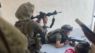 לוחמים מאבטחים את החמ"ל במוצב כיסופים