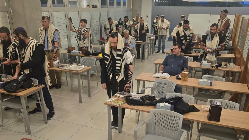 תפילה בבית הכנסת